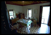 elvis-birthplace-interior-30_1.jpg (8329 bytes)