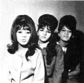 ronettes1.jpg (444039 bytes)