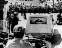 elvis_funeral.jpg (222309 bytes)