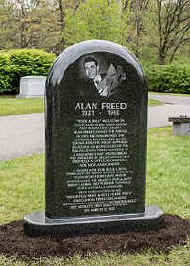 Alan_Freed-_Lake_View_Cemetery_-_2016_(2).jpg (26115 bytes)