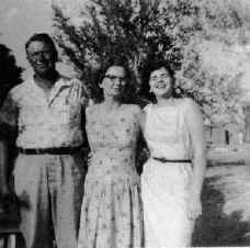 orbison_with_parents.jpg (96455 bytes)